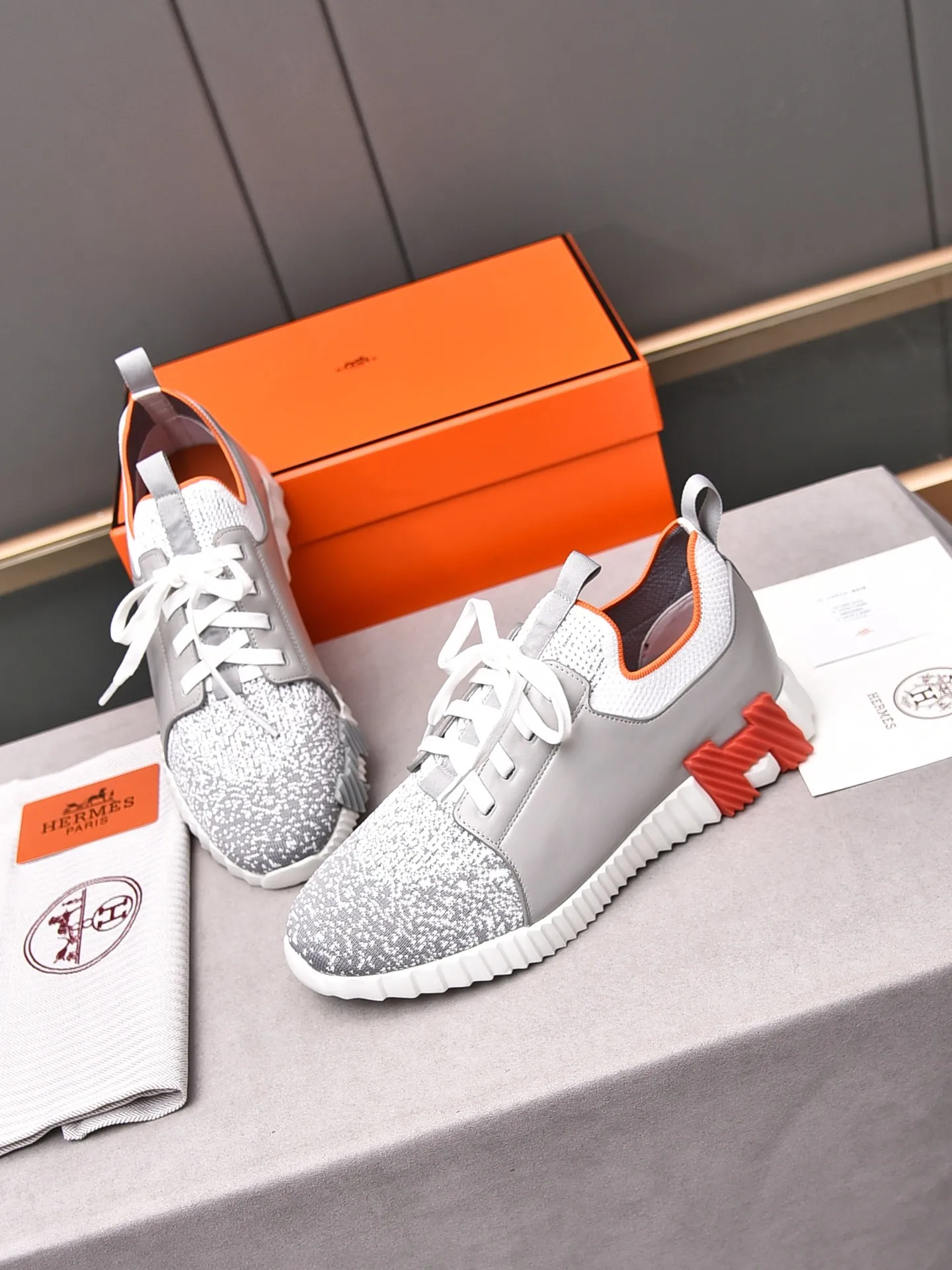 Factory price PP600 [Hermes] fe new arrival~ New Bouncing sneakers are the most comfortable shoes from Hermès, no one else⃣️. They are very light on the feet and look great. You won’t feel tired even when you go shopping and running around. 👍 Very light and comfortable, very light, suitable for both sports and leisure, and feel great when you step on them! It’s up to you to choose, there’s always what you want~ ✔️Fabric: Imported first-layer cowhide + high-elastic fly weave ✔️Inner lining: Imported water-dyed cow lining ✔️Outsole: Seamless combination of IP+TPU (multi-color letters) German technology irradiation machine ✔️Code number: Male 38-44 (45 customized)